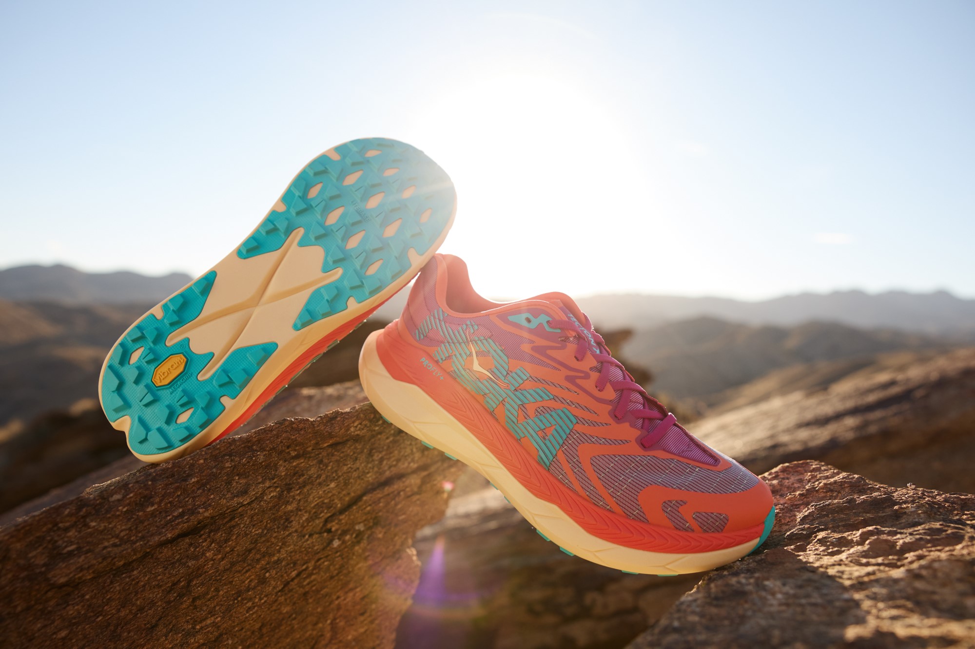 HOKA TECTON X 2 首用Matryx® 材質，提供輕量及絕佳排水性，解決涉水時鞋內易潮濕問題