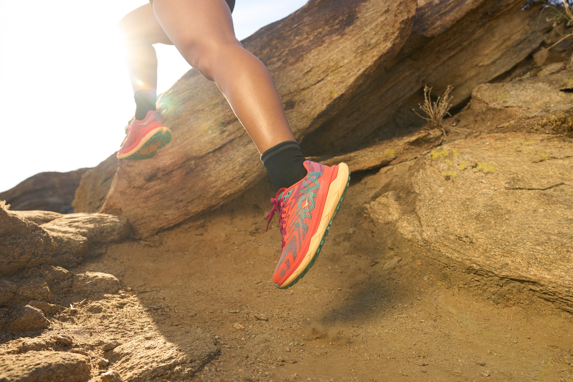 HOKA TECTON X 2 採用 PROFLYX ™結構及平行碳纖維板，打造卓越推進力與緩震性