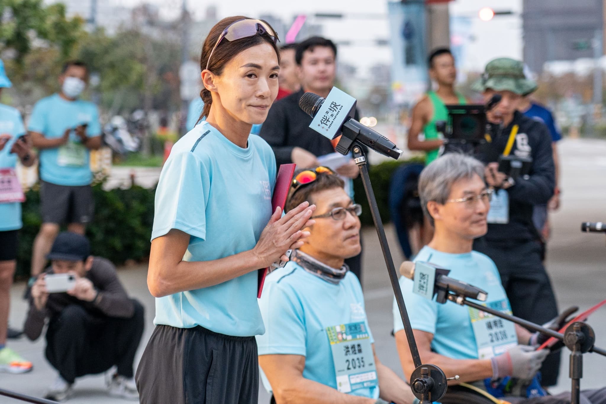 台灣女子半馬紀錄保持人謝千鶴，與四位輪椅運動選手林益州、洪煜森、楊明宏、林政逸一同代表運動員宣誓。圖片來源：愛運動動無礙