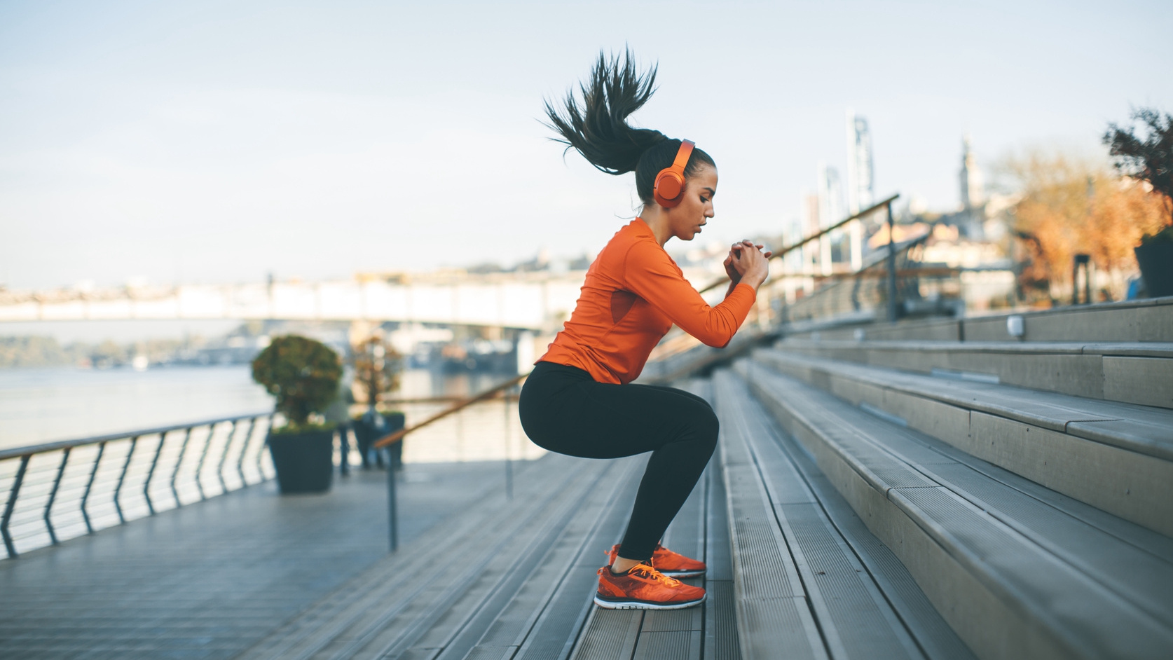 Fitness woman jumping outdoor in urban enviroment 照片來源：runnersblueprint.
