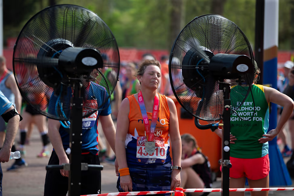 馬拉松賽事結束後，跑者站在電風扇前試圖降溫 © ©Virgin Money London Marathon