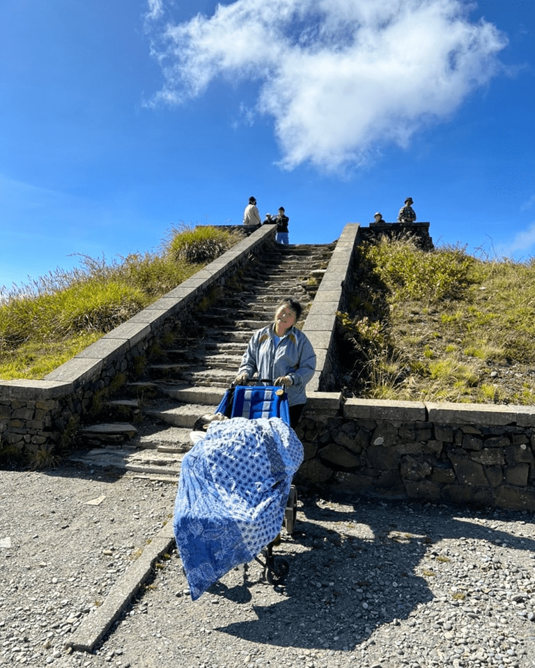 嘉齡推著小比征服合歡山（照片來源：小比的跑旅雜記）