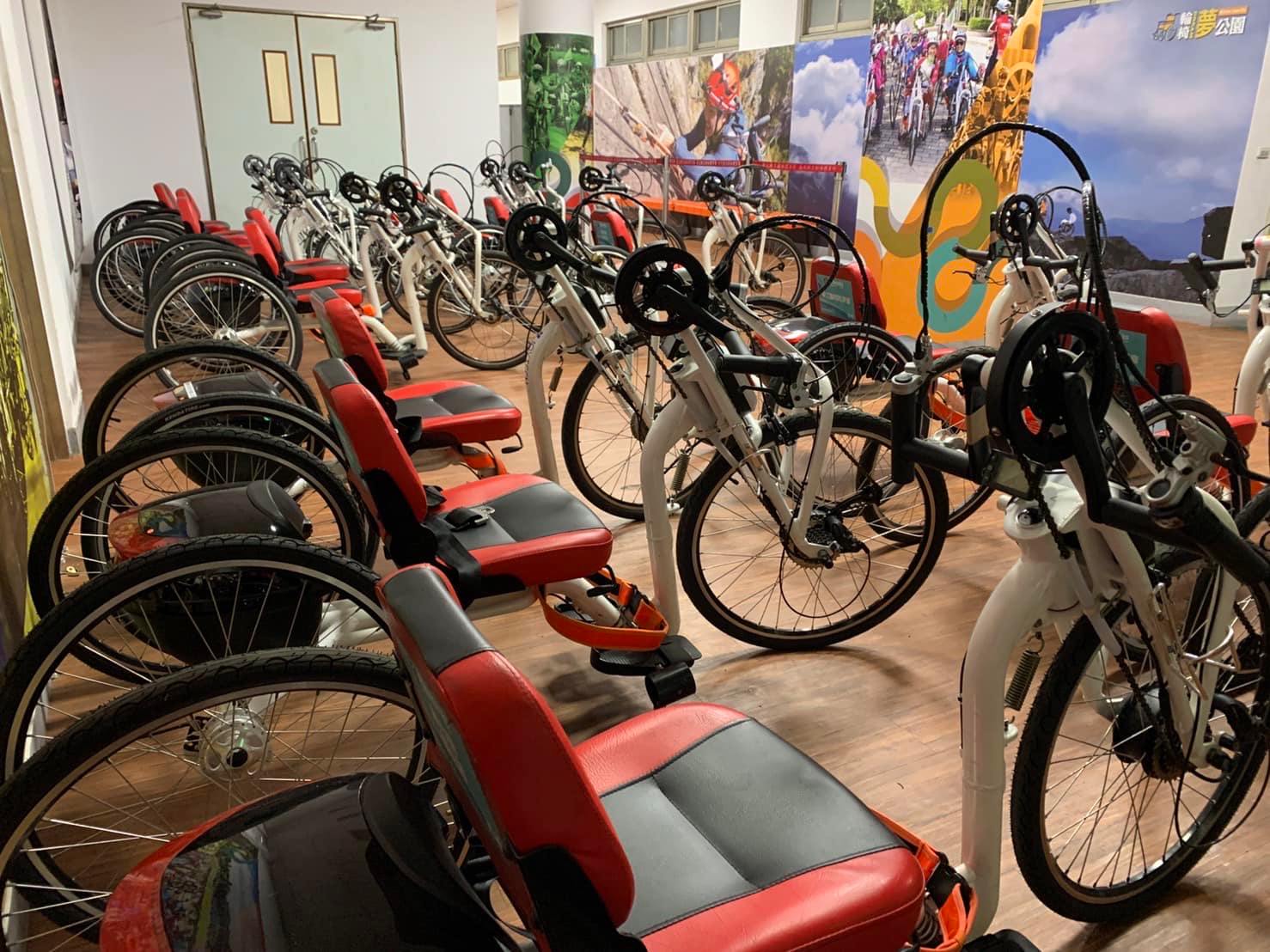 位於板樹體育館的「新北市輪椅夢公園」配置眾多手搖車提供身障朋友騎乘服務
