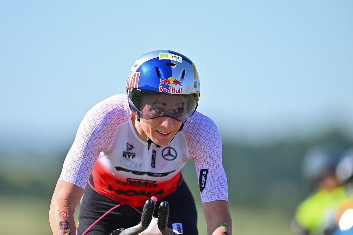 Daniela Ryf 在 180 公里自行車飆出 4 小時 22 分 56 秒,創下賽道紀錄。