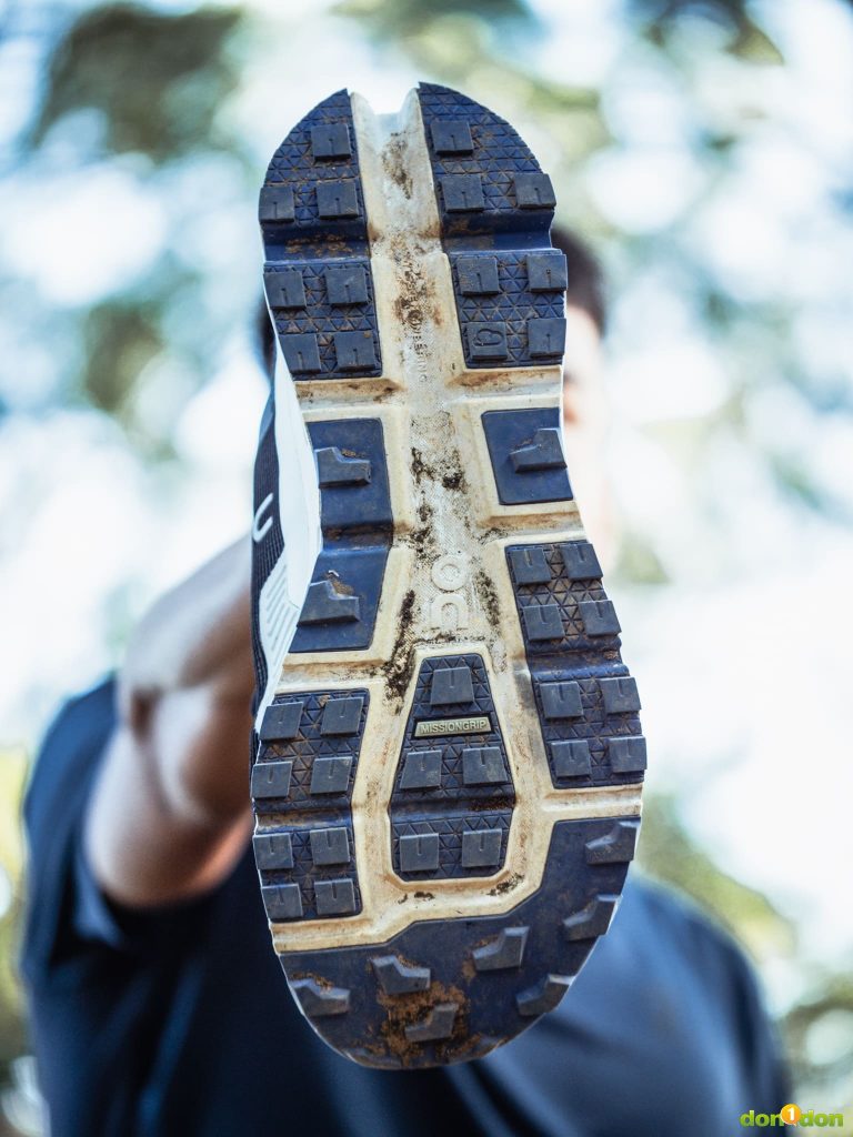 被定義為全地形鞋的 Cloudultra2，在前腳掌與中足採用 3 mm 多角度鞋齒，其餘易受衝擊部位採用 2.5 mm 方形鞋齒，增加抓地力也提升舒適性。