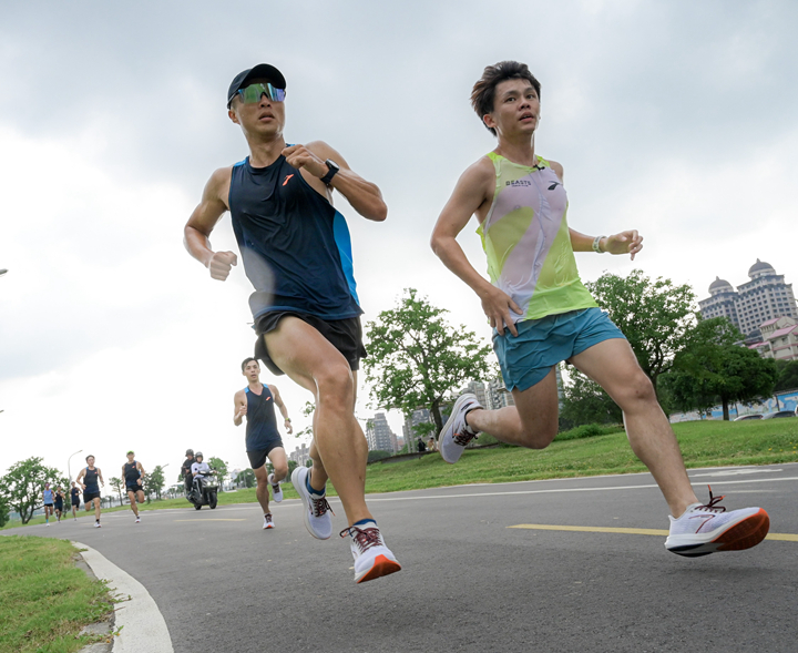 BROOKS邀請菁英跑者開箱試跑HYPERION，在美堤河濱公園進行不斷電法克雷特跑