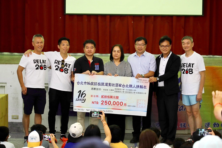 左起：林家慶、Kenny、力行國小吳松輝校長、南豐國小陳麗惠校長、紅葉國小施俊良校長、清境國小陳彥文校長、許瑞弘