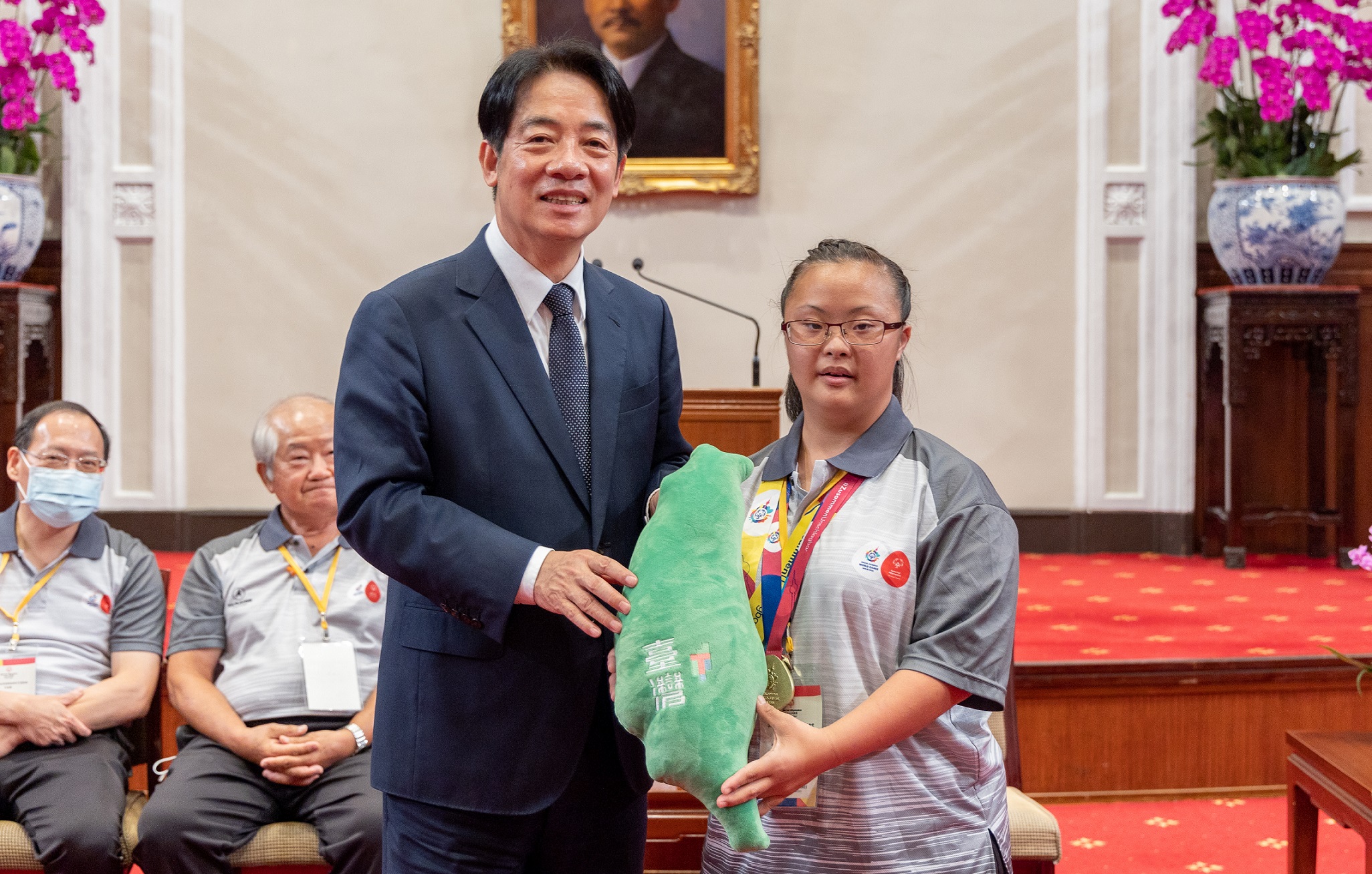 夏季世界特殊奧林匹克運動會吳姿燕選手右代表接受賴副總統左致贈紀念品      總統府提供