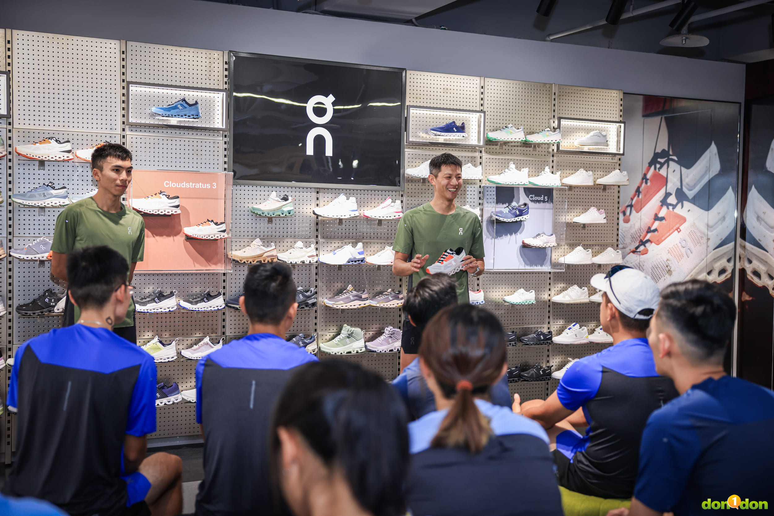 教練在出發跑步之前，向大家介紹On昂跑的品牌故事與跑鞋科技 