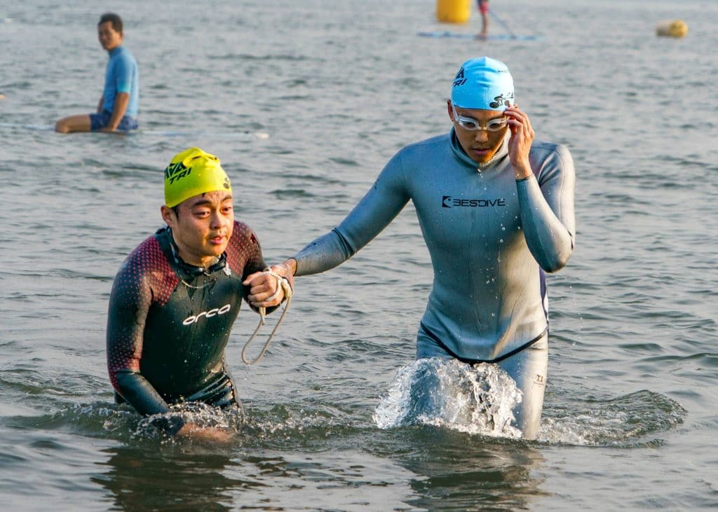 2022年大鵬灣，陪游員賴亮薰(右)與視障運動員呂冠霖(左)成功挑戰海泳。圖片來源：愛運動動無礙