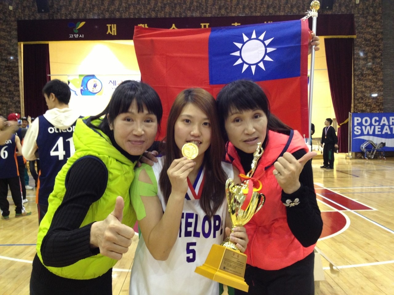 鄧碧雲、鄧碧珍兩人領軍聽障男女籃球隊，拿了許多冠軍，也在多場國際賽事寫下新紀錄，圖為韓國亞太冠軍盃拿下冠軍留影。照片來源：鄧碧珍教練提供。
