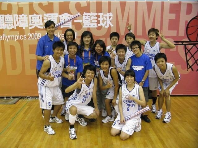 2009年聽障女籃在台北，也是鄧碧雲、鄧碧珍姊妹接觸聽障籃球的開始，當時受到許多新聞媒體關注，團隊故事還有出書《菜鳥，快飛：台灣聽障女籃的故事。照片來源：鄧碧珍教練提供。