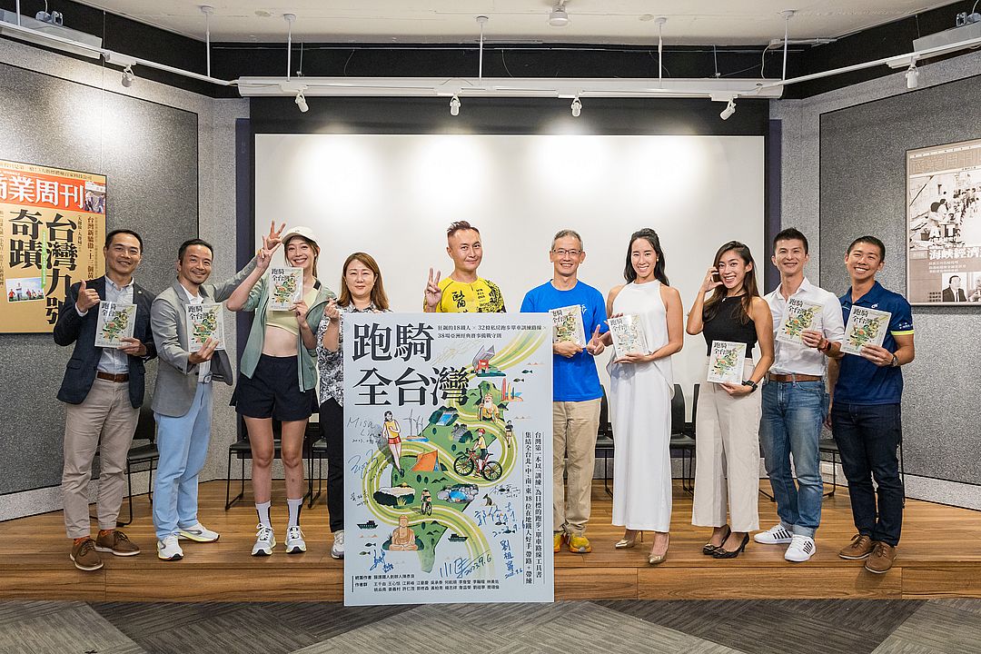 《跑騎全台灣》新書分享暨作者簽書會中 9 位作者共襄盛舉（左起：劉祖寧、何航順、王心恬、墨刻出版社長饒素芬、陳彥良、黃柏青、李詹瑩、林美佐、姜義村、郭修森）