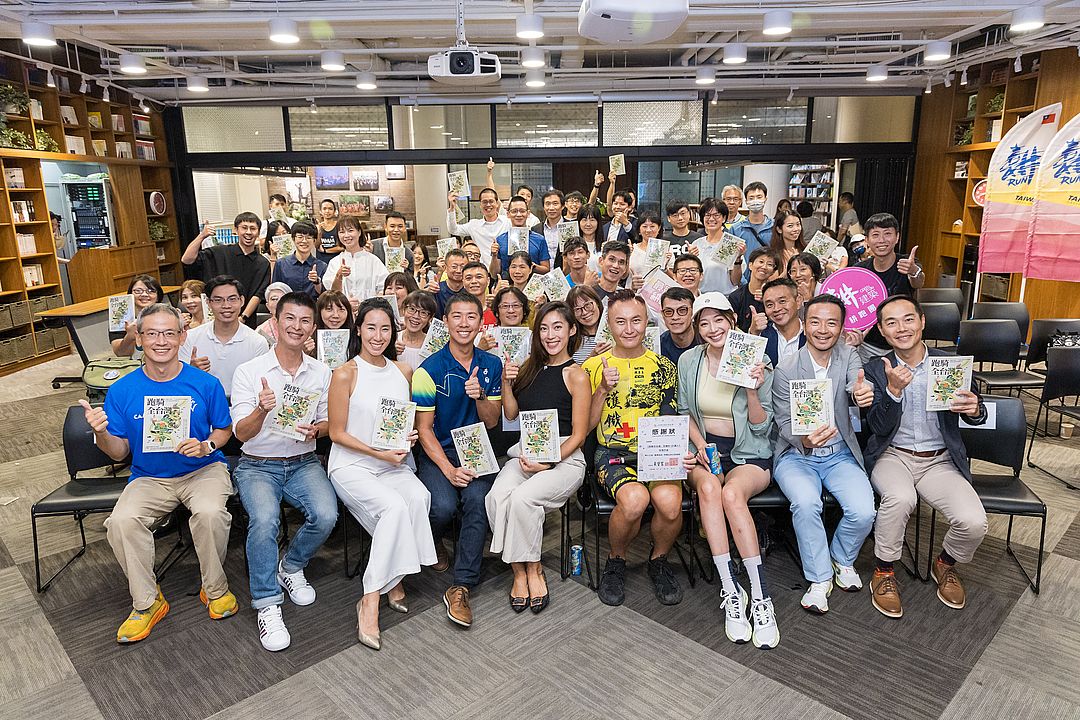 《跑騎全台灣》新書分享暨作者簽書會中，現場9位作者與讀者們熱情參與（第一排左起：黃柏青、姜義村、李詹瑩、郭修森、林美佐、陳彥良、王心恬、何航順、劉祖寧）