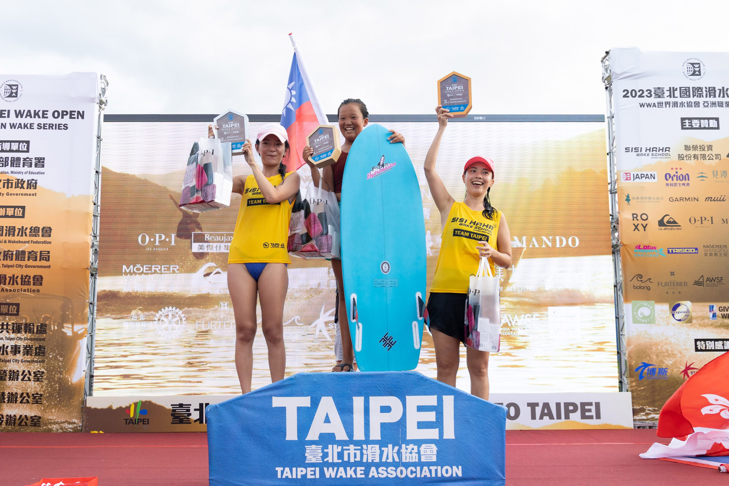 臺北滑水隊 林思萱「快艇衝浪初級女子組Surf 銀牌」(左一)、陳虹卉「快艇衝浪初級女子組Surf 銅牌」(左三) _ 照片提供 攝影師藤井樹、STARFiSH星予公關