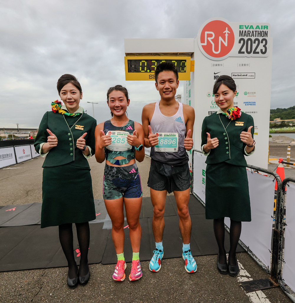 香港最速情侶檔黃啓樂和羅映潮聯手拿下10公里組男、女冠軍 照片來源：長榮航空城市觀光馬拉松