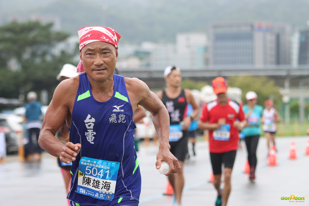 紀錄保持人男子55-59歲組以 03:31:09 的好手陳雄海也出賽共襄盛舉