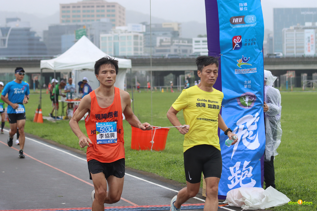 視障選手李協興首次參加 50 公里繞圈賽，以 4 小時 36 分 24 秒完賽