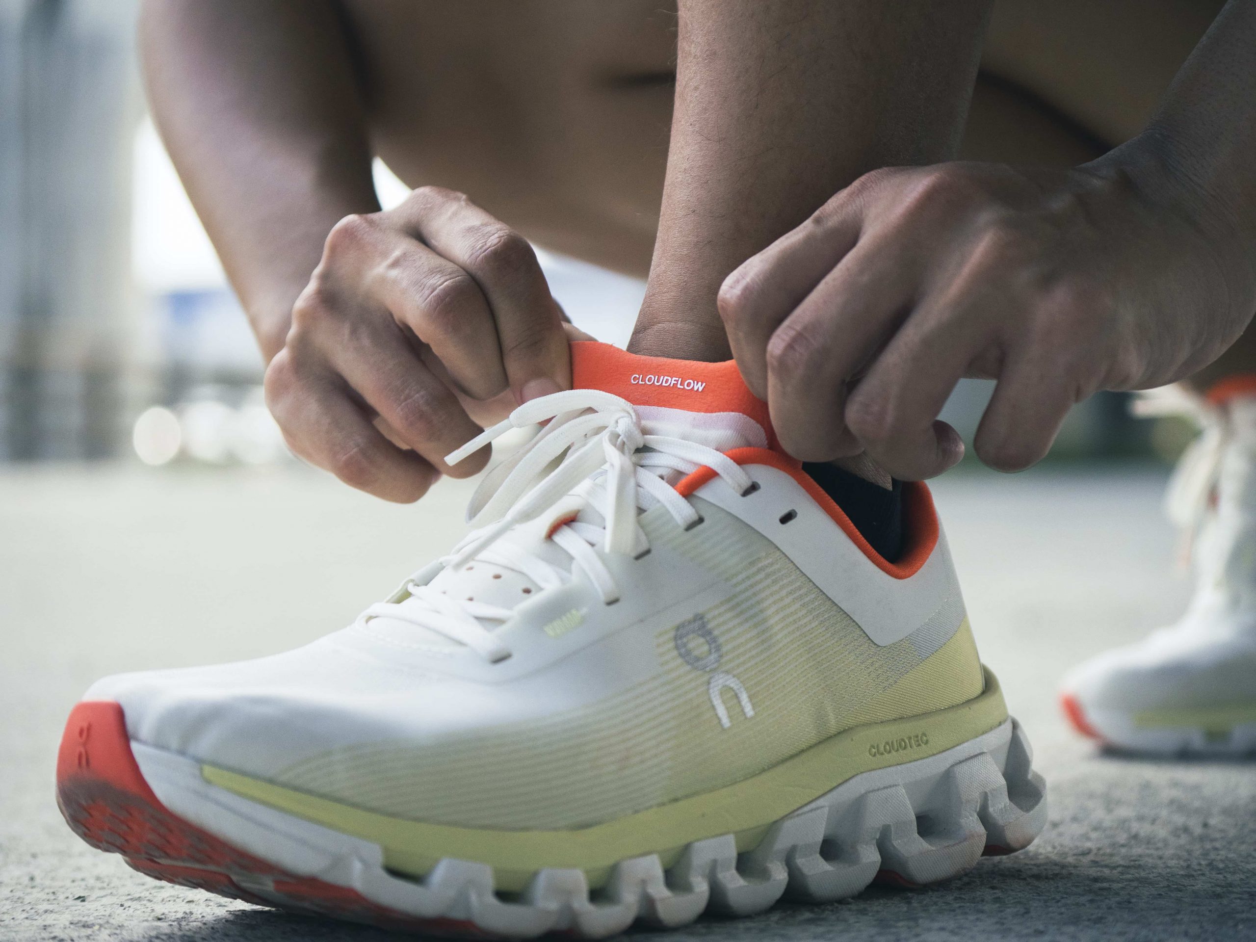為了讓跑鞋整體更輕量，Cloudflow 4 採用與Cloudboom Echo 相同的高科技編織面料鞋面，不僅輕量，也感覺相當透氣舒適。