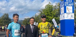 札幌市市長秋元克廣、醫護鐵人創辦人陳彥良、日本冬季奧運滑雪金牌名將雅司開賽前合照 圖片來源：札幌市官方提供
