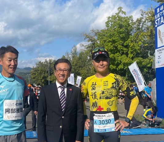 新手入門及全家歡樂首選:2023年札幌馬拉松再度回歸 札幌市市長秋元克廣、醫護鐵人創辦人陳彥良、日本冬季奧運滑雪金牌名將雅司開賽前合照 圖片來源:札幌市官方提供