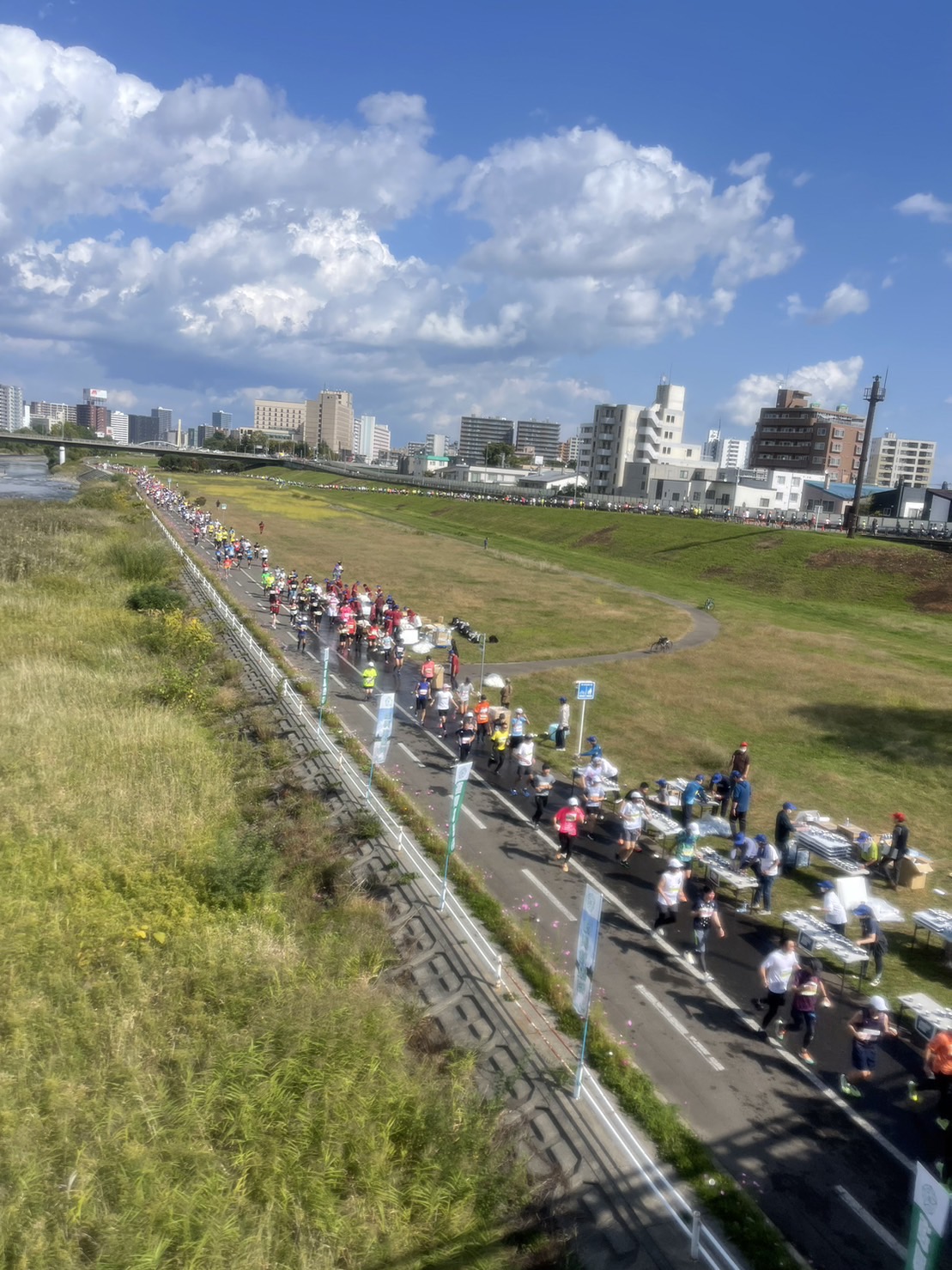 回程時跑在陸橋集合，平時的壯觀畫面令人印象深刻 圖片來源：醫護鐵人