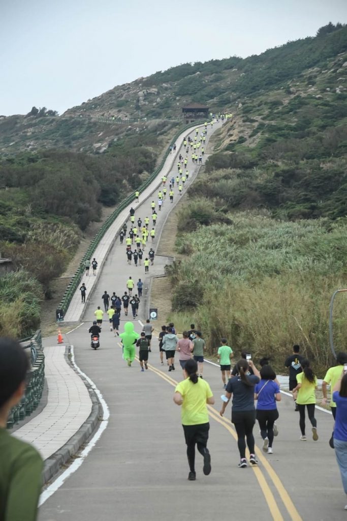 出發一公里為一大陡坡，沿途經過知名景點神秘小海灣，令許多跑者興奮挑戰之時，也跑到腳軟。圖片來源：大會。