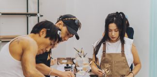 臺北市極限運動大賽賽前暖身，邀請各界意見領袖進行滑板繪畫體驗_從左至右臺灣滑板企業家Sky王天麟、藝人Elmo戴家昀、公關教主于長君 照片提供WAYPOINT_STARFiSH星予公關