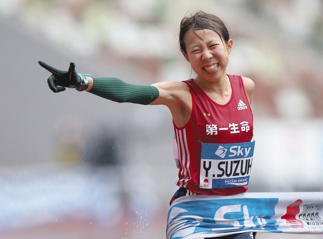 鈴木優花以 2 小時 24 分 09 秒首先衝線，比她之前的個人最佳時間快約 1 分鐘。圖片來源：中日新聞