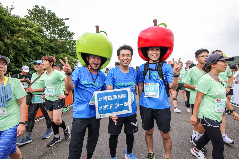 青森空運來台的新鮮蘋果送給跑者，青森縣知事宮下宗一郎也下場共同參加 照片來源：長榮航空城市觀光馬拉松