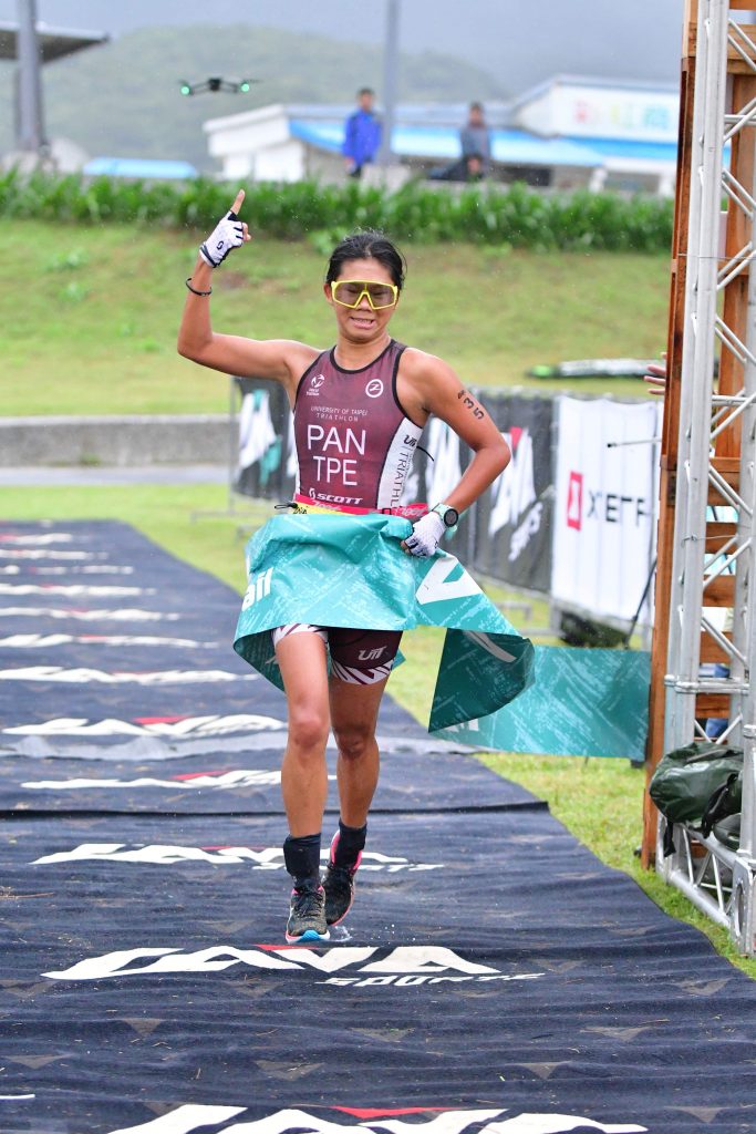 《2023 LAVA Xtrail Sprint 菁英直播賽》女子組冠軍 潘昱婷。圖片來源：LAVA Sports 台灣鐵人三項公司