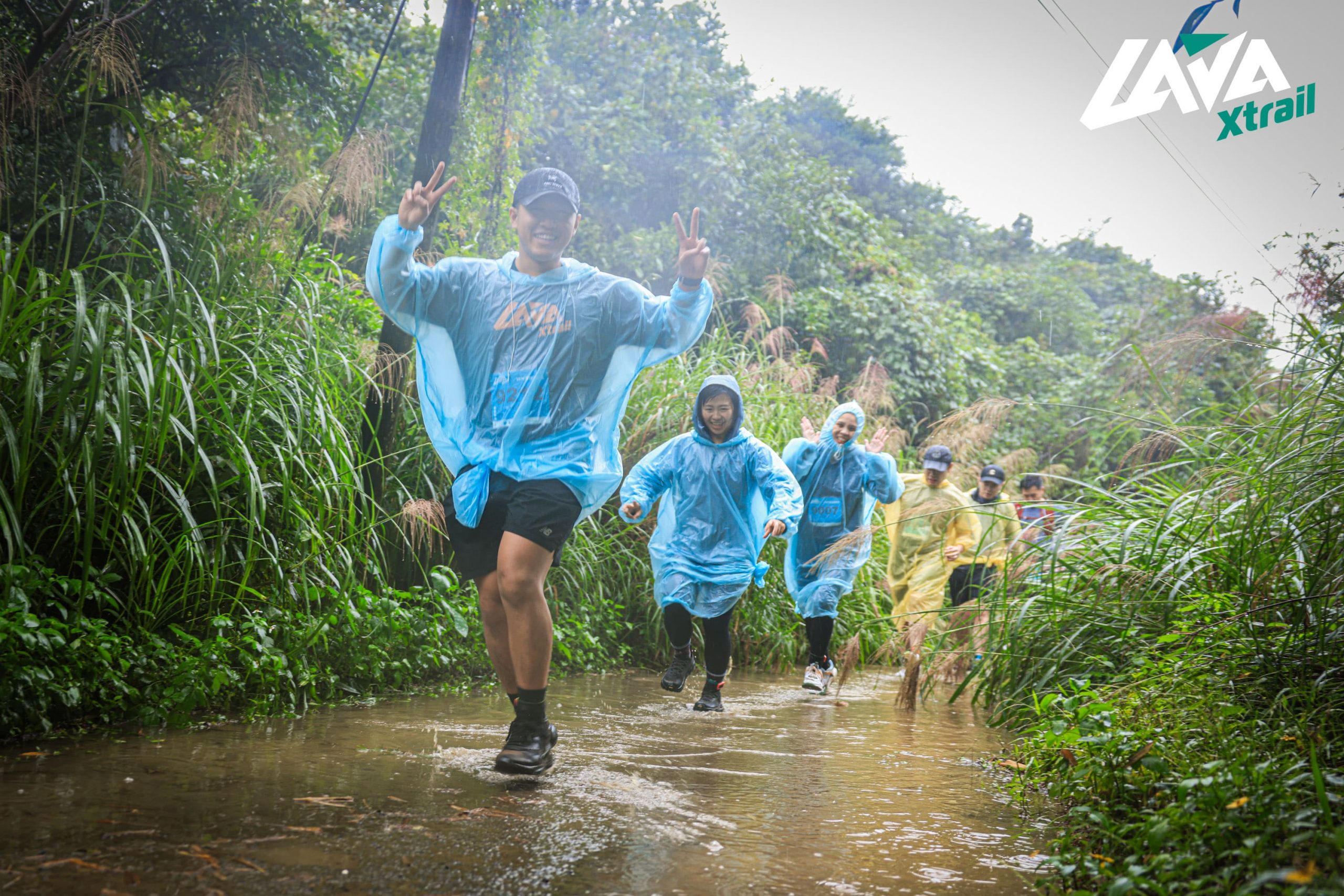 儘管下雨也能在山徑上自得其樂。圖片來源：LAVA Sports 台灣鐵三項公司