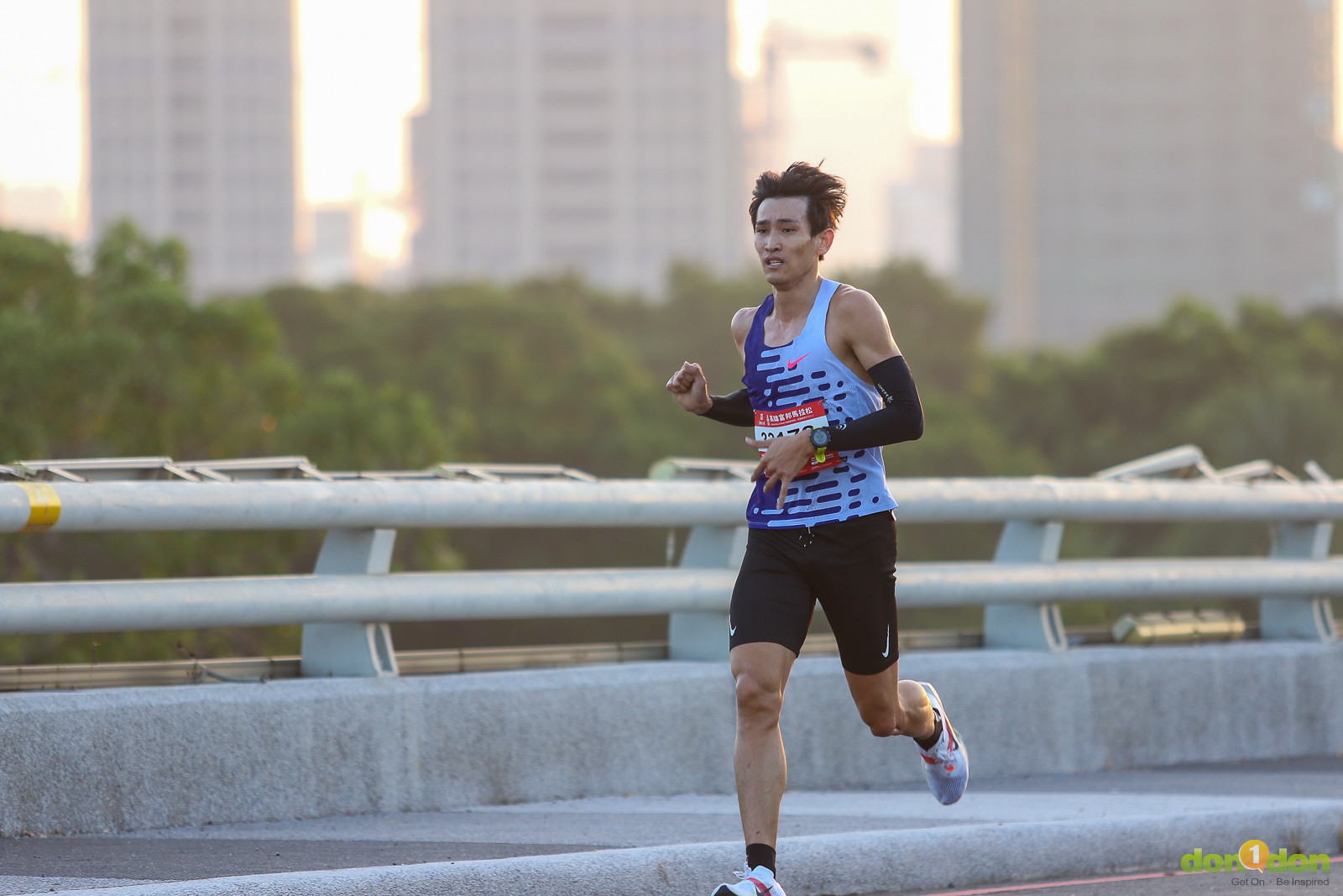 「無聲跑者」朱俊哲（033172）獨跑，破曉時分最後一次靜靜的跑過九如大橋，以成績 1 小時 11 分 11 秒拿下半馬總排第二名。