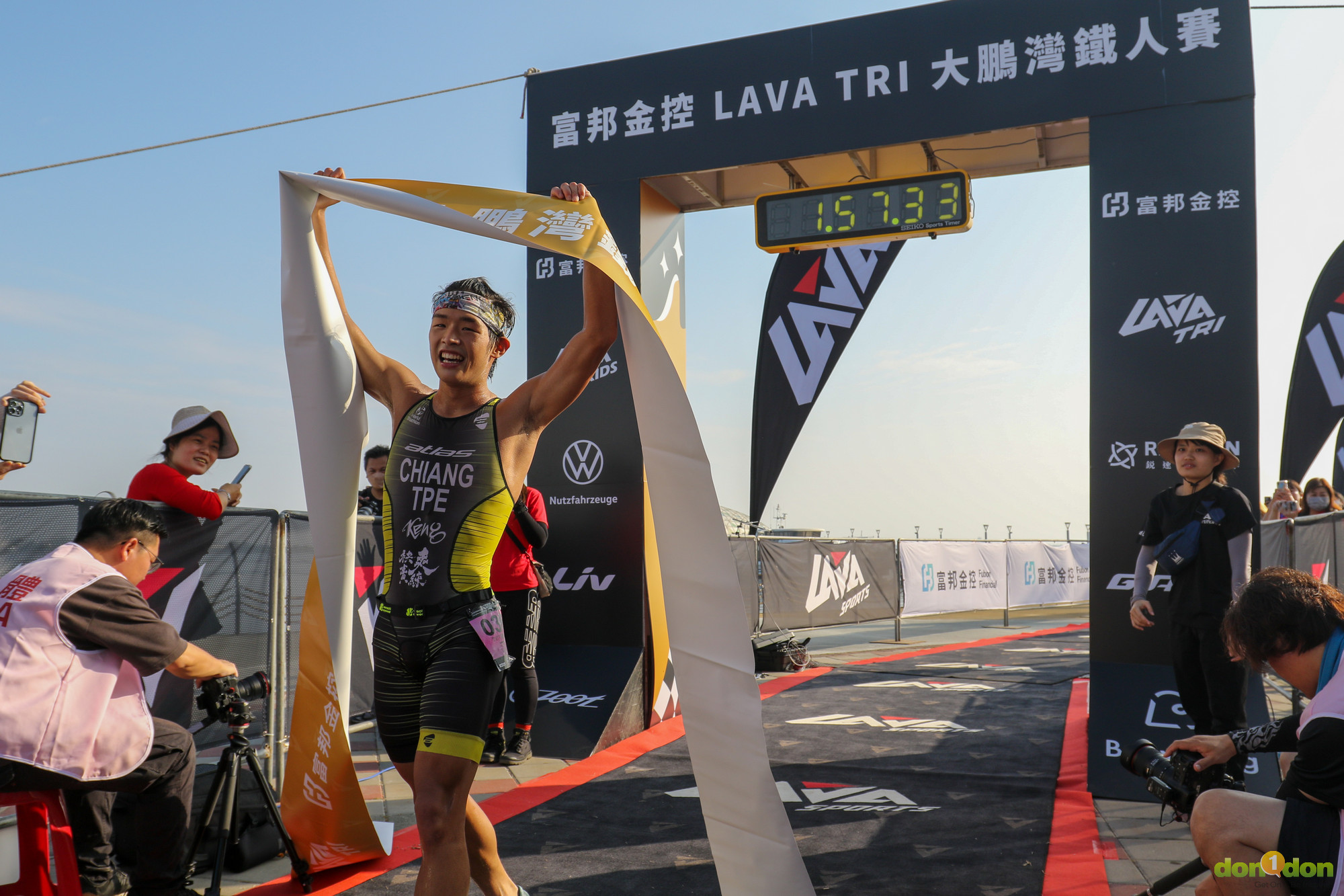 江典祐三項一路領先，以總成績 01:57:34 率先通過終點，拿下大鵬灣男子總冠軍