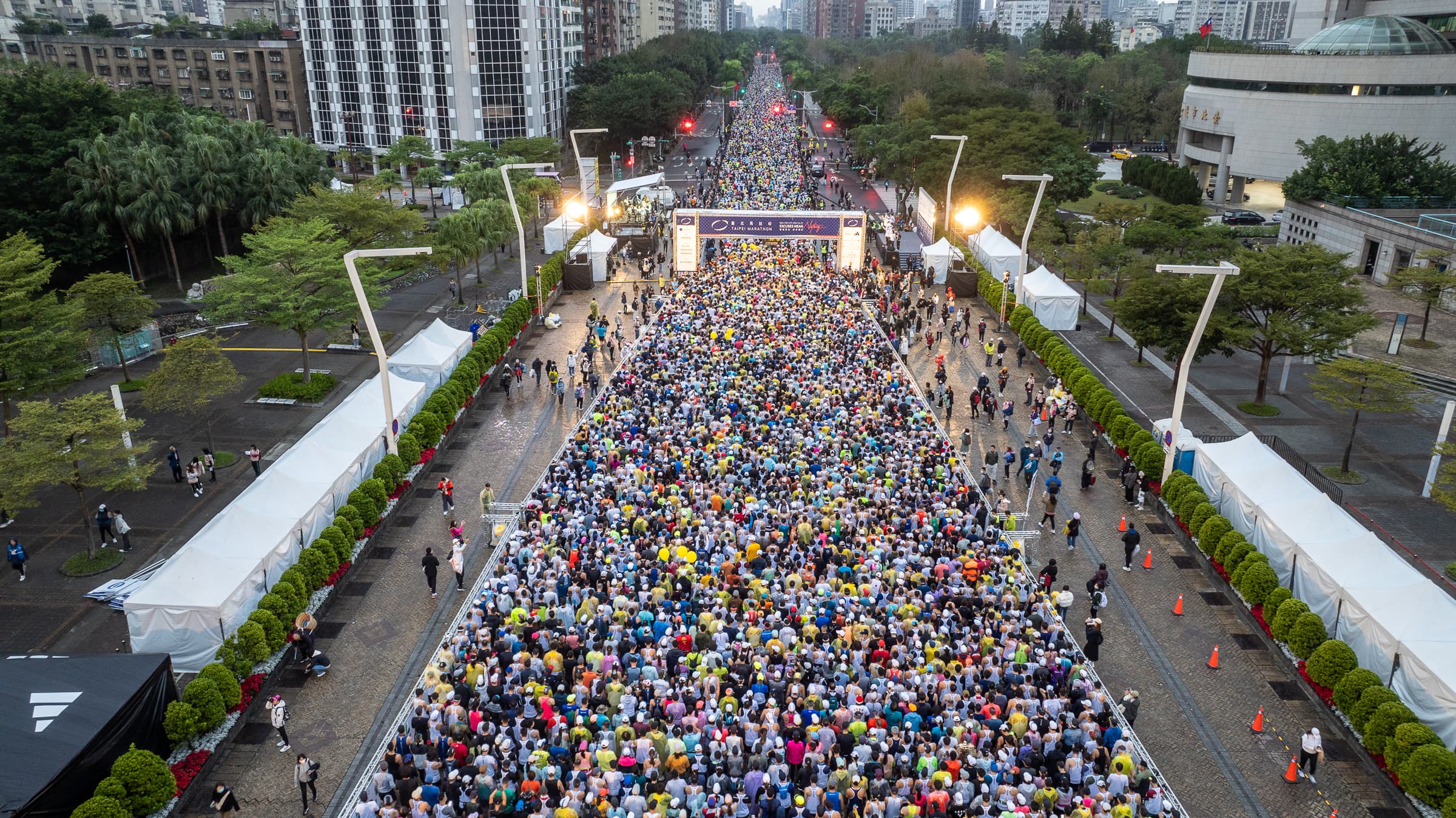 近三萬名跑者仍不畏低溫跑上臺北街頭。圖片來源：路跑協會提供