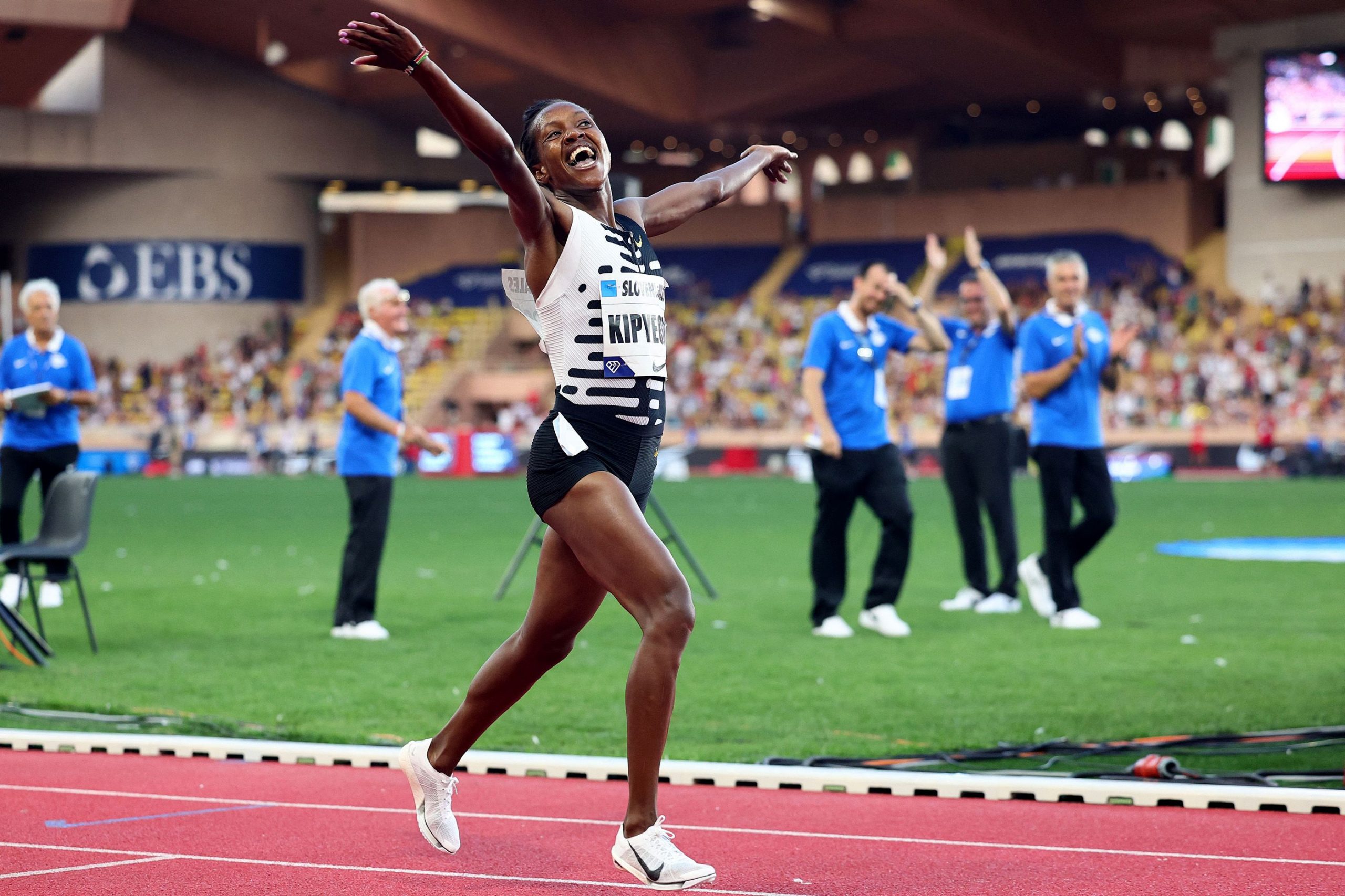 Faith Kipyegon celebrates her world mile record in Monaco (© AFP / Getty Images)