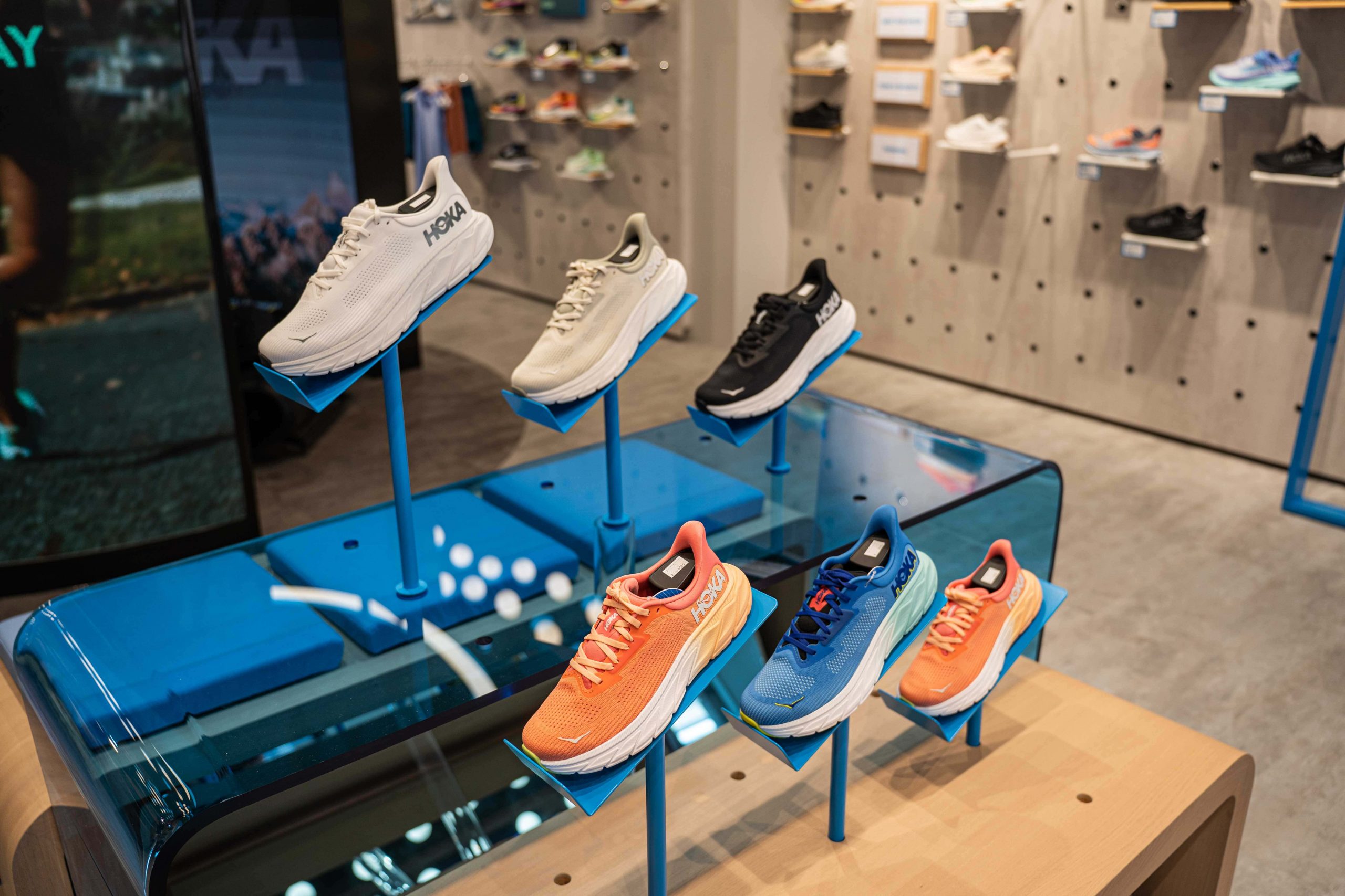 新一代支撐輕量跑鞋「Arahi 7」新色上市！圖片來源：HOKA