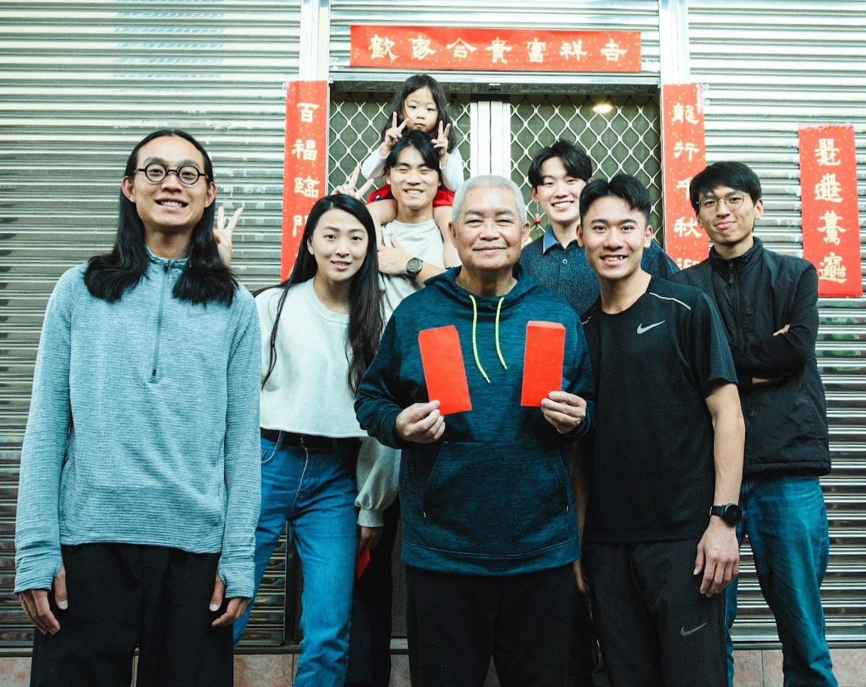 張致遠(左1)、陳威廷(右2)和長跑教父潘瑞根老師(右3)合影。照片來源：陳威廷