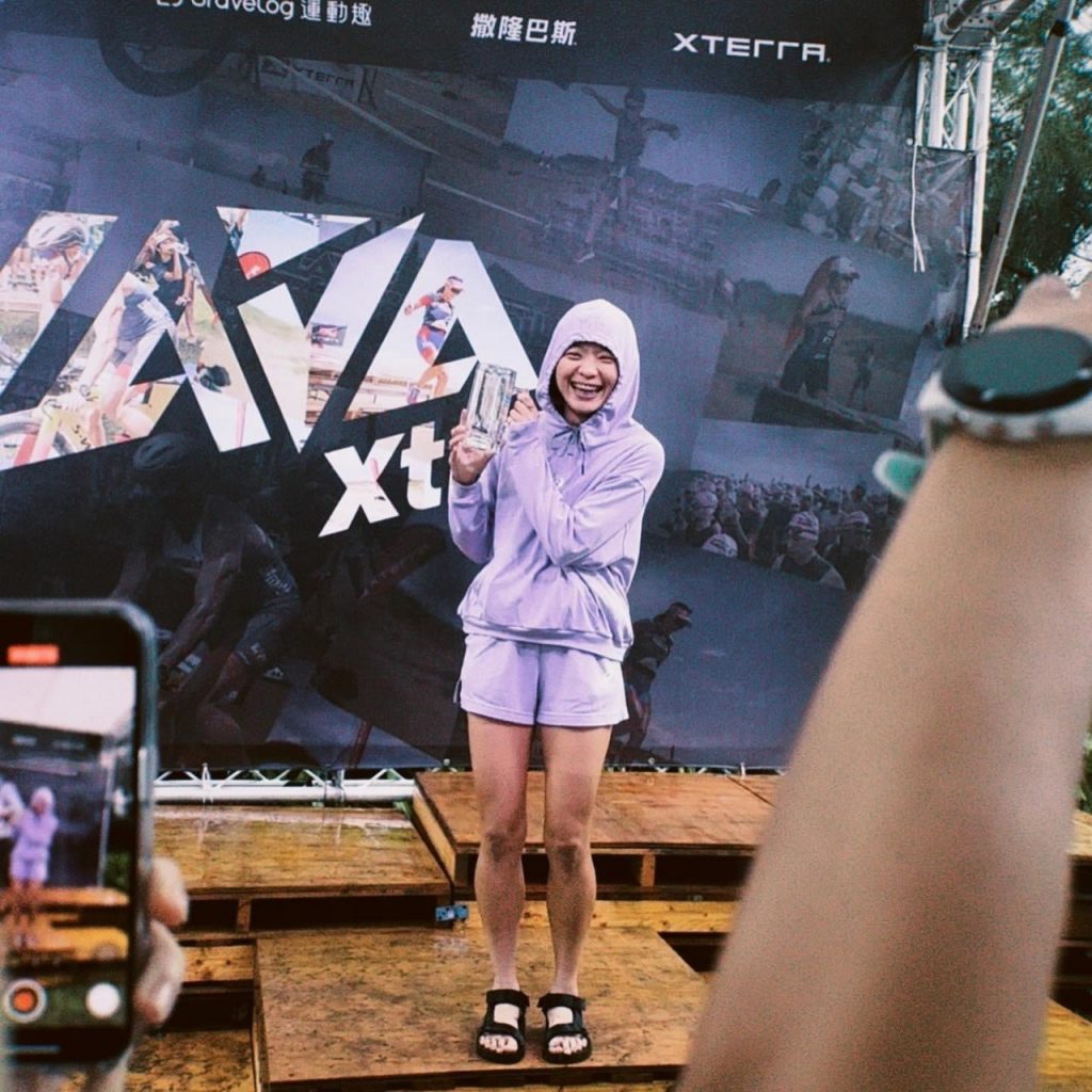 LAVA Xtrail 福隆賽後，林函蓁開心與冠軍啤酒獎盃合影