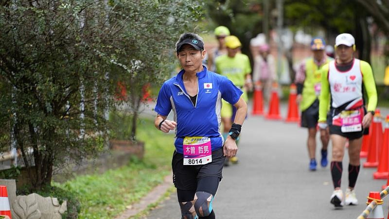 日本木曽哲男是臺北超馬姊妹賽－日本弘前超馬賽的男子冠軍，受邀來臺參賽，以387.518公里獲得48小時男子組第二名。（攝影：張竣淳）