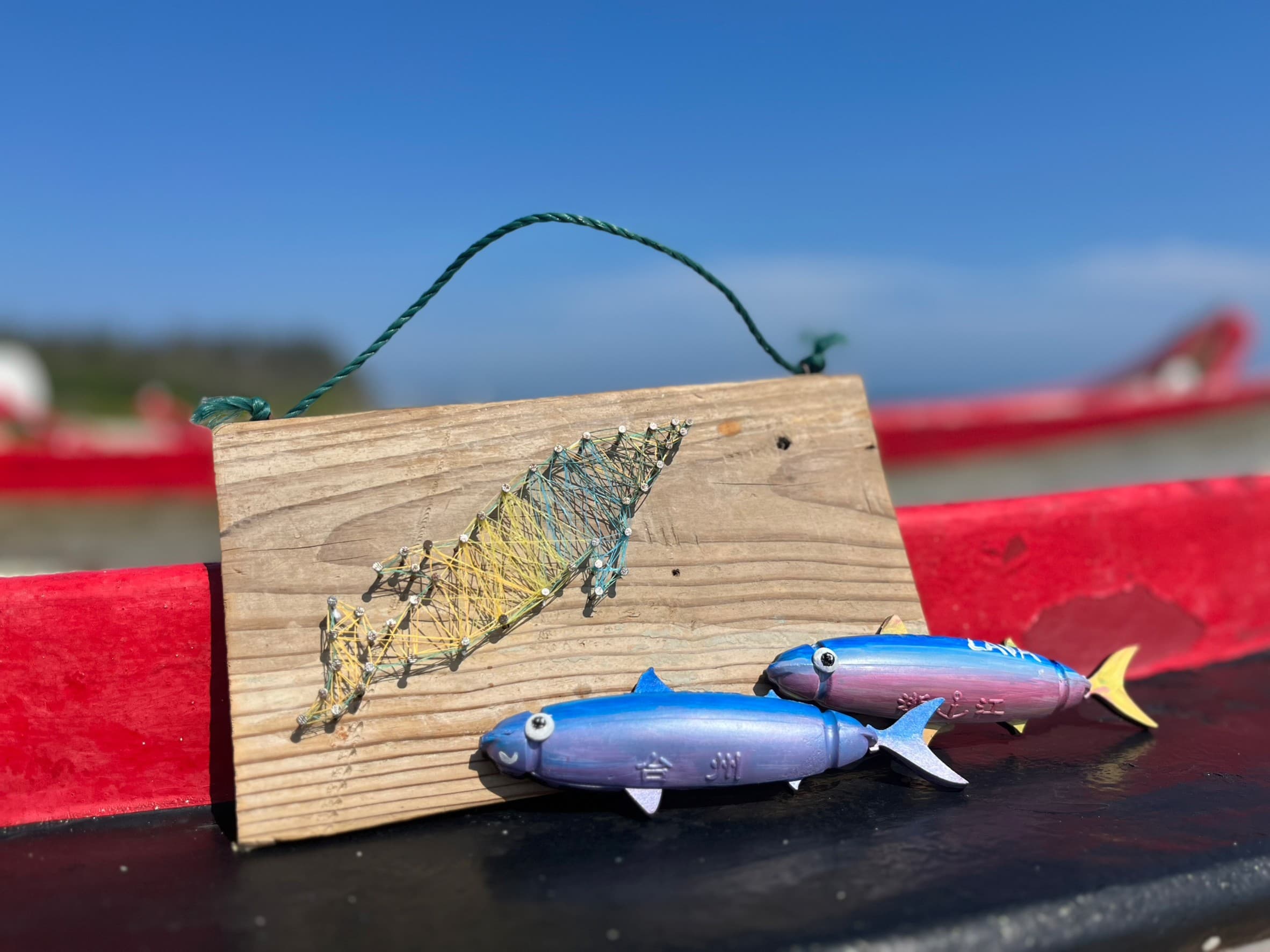 賽事與澎湖在地創生團隊「O2 LAB海漂實驗室」合作，推出海漂魚磁鐵與海廢網繩釘畫的手作課程