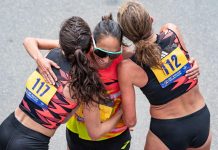 西賽萊馬突圍搶攻 海倫奧比里衛冕波馬優勝 三位美國好手相繼跨入終點,彼此相擁 照片來源:runnersworld