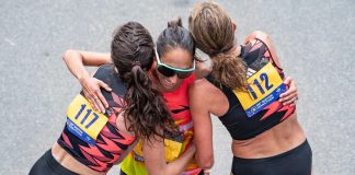 三位美國好手相繼跨入終點，彼此相擁 照片來源：runnersworld