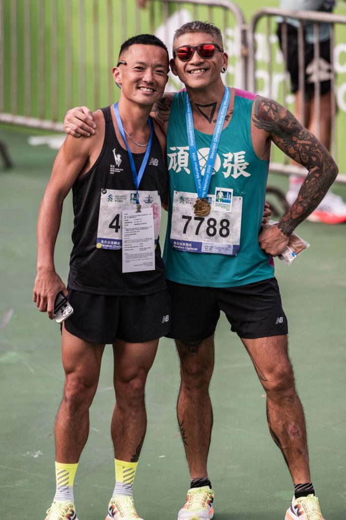 Sammy與「阿歹」謝覺偉（左）聯手推動頑張及無名兩個跑會，成立至今已為許多跑友創造感動，兩人也不斷地在挑戰自己的極限。（攝影：彭淬祺）