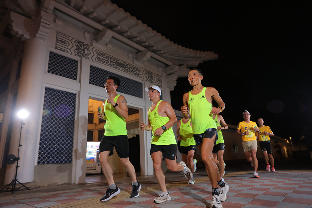 Wings for Life全球路跑攜手運動品牌adidas，除了提供專業賽衣，台北站更結合 adidas Runners Taipei 跑步社群號召跑友參與，並找來最專業的配速團隊協助跑者擺脫「虛擬終結者號」的追逐