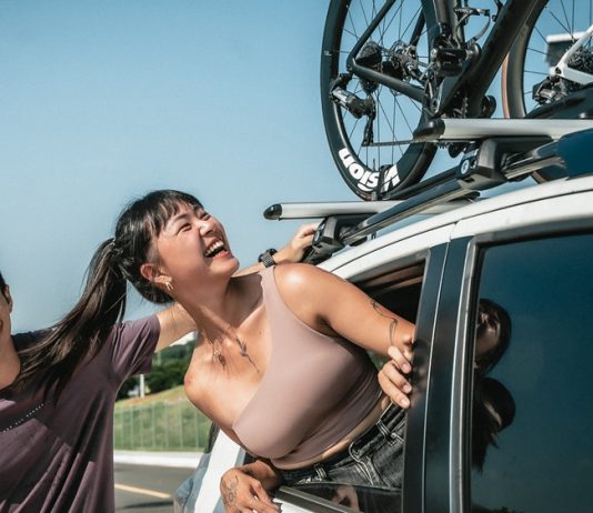 Thule FastRide 車頂自行車架給你空間自由 三鐵情侶的運動輕旅行