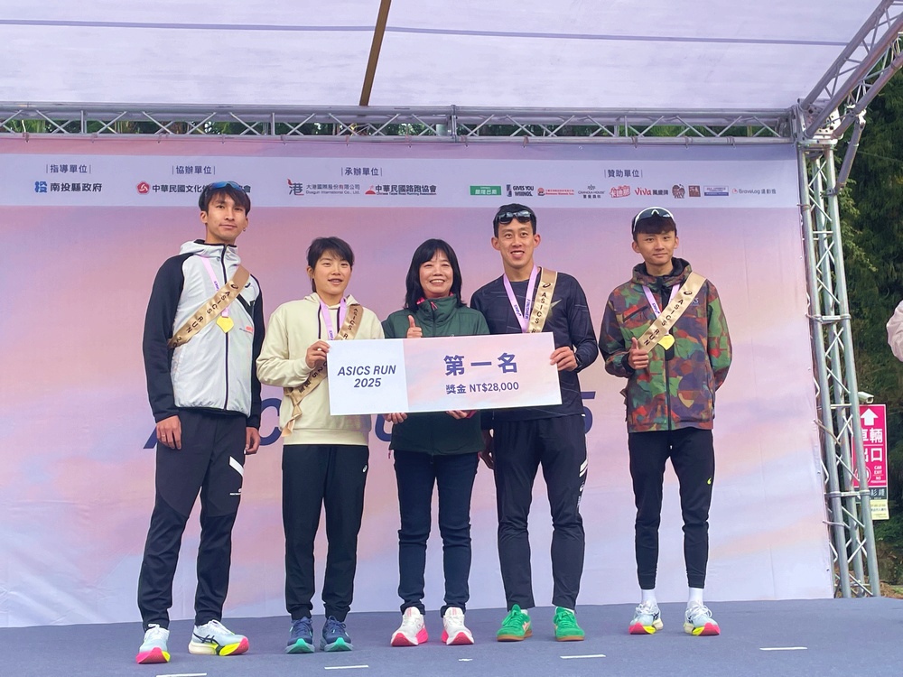 照片 ASICS META (左起)：楊皓評、張綺文、謝玉真總經理、張團畯、江彥綸 