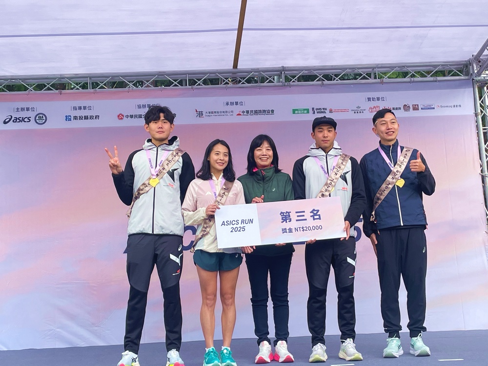 照片 ASICS SPEED (左起)：周鴻宇、吳語喬、謝玉真總經理、張家豪、曾廷瑋 