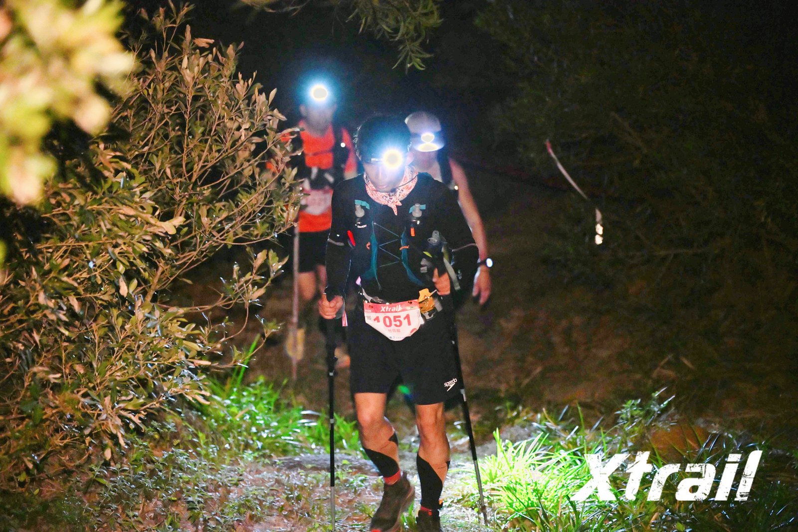 100公里的長距離，從酷熱的白天跑到黑夜，淬鍊選手的心志。