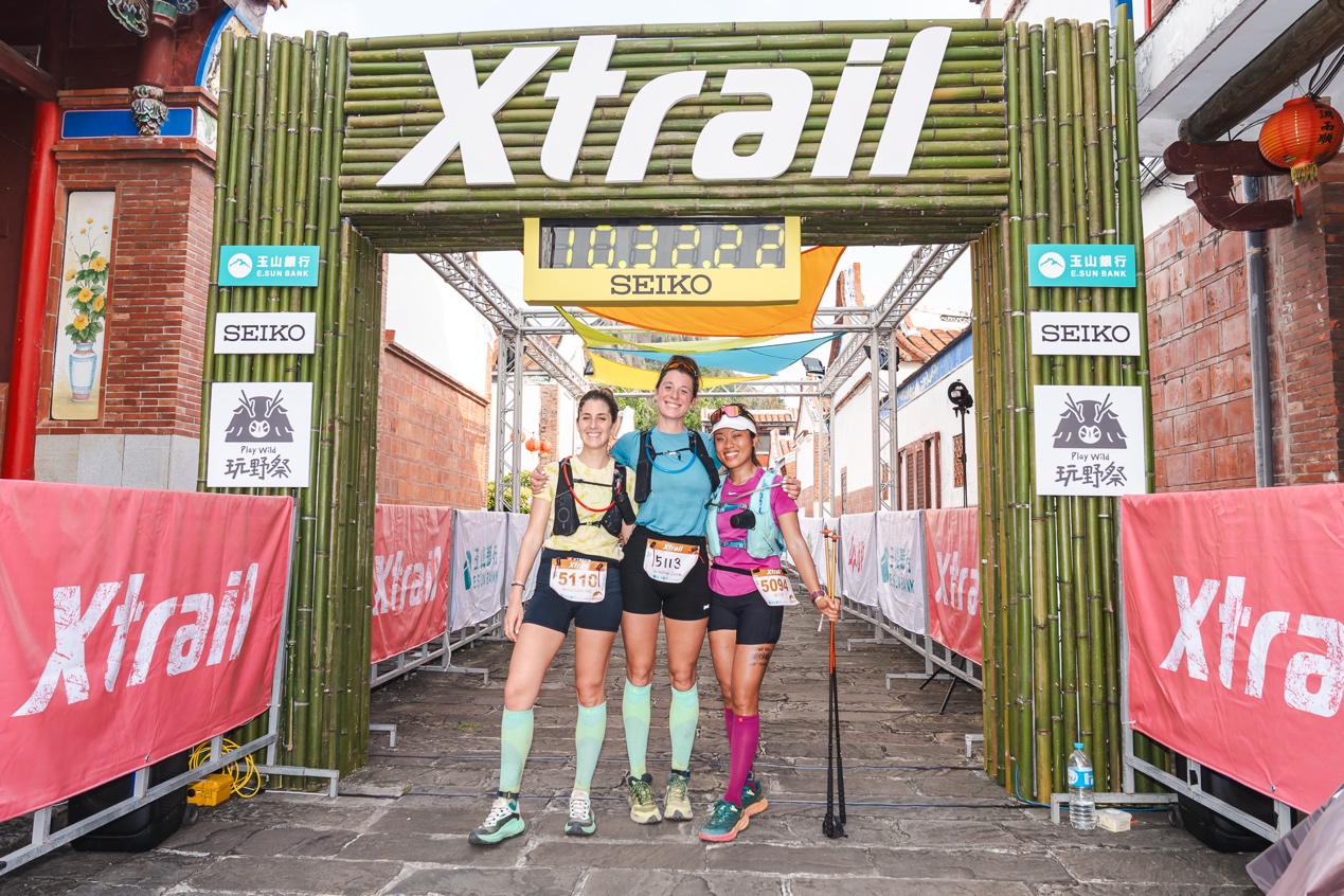 三位來自上海的好朋友程可安(右)、Valentina Ferrari(中)與Maria Luisa Azzi(左)一同扶持完賽50K。